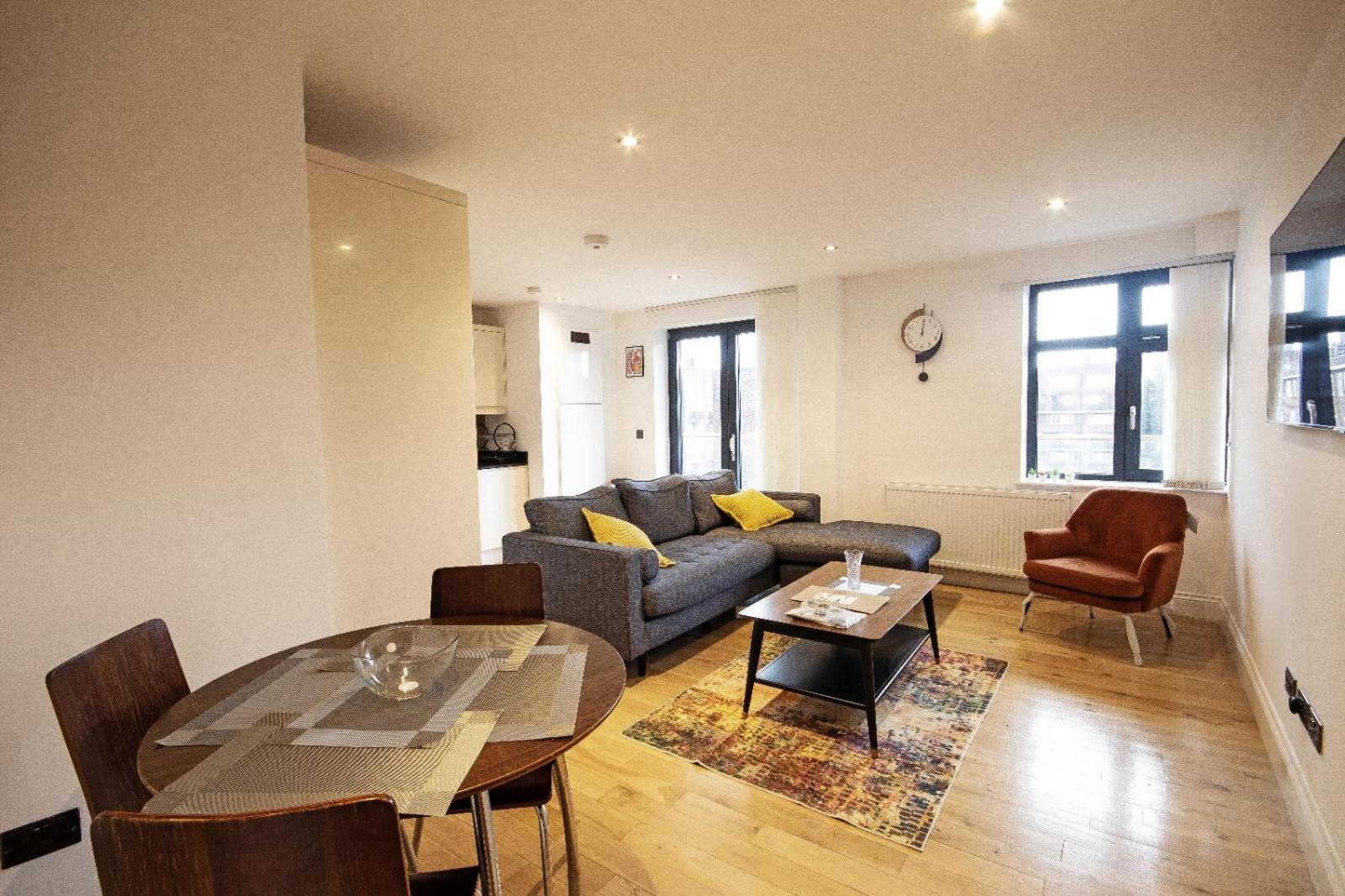 Hoxton 2 Bdr 2 Bath Balcony *