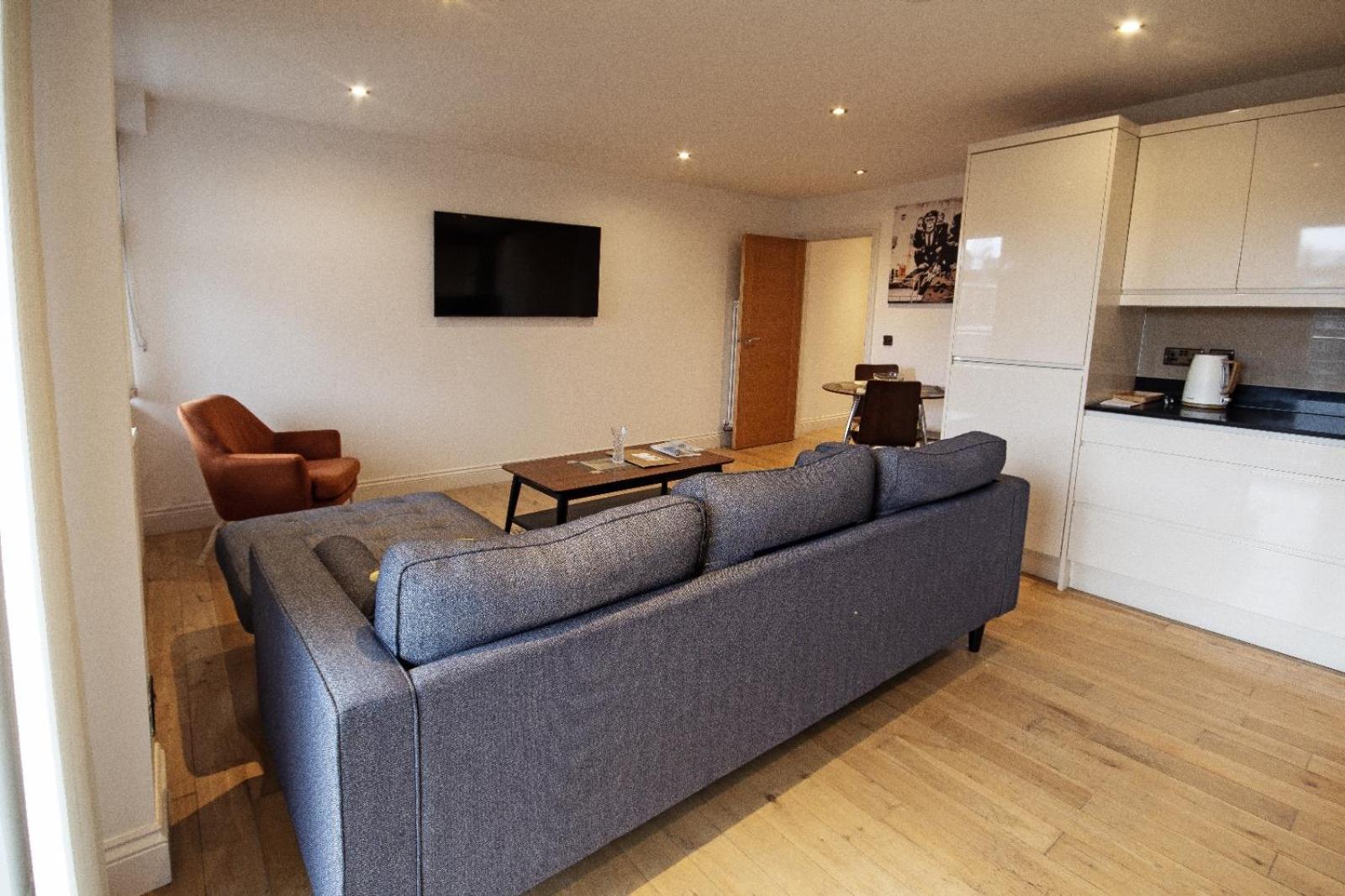 Hoxton 2 Bdr 2 Bath Balcony Apartment London