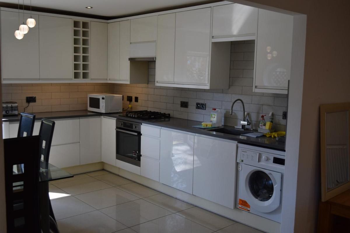 Apartment London Stratford - Spacious 2 Bed Flat With Secured Parking & Private Garden *