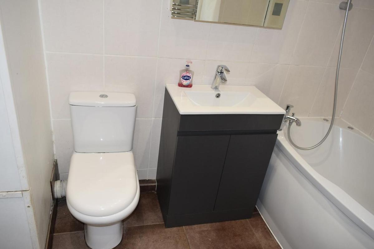 London Stratford - Spacious 2 Bed Flat With Secured Parking & Private Garden *