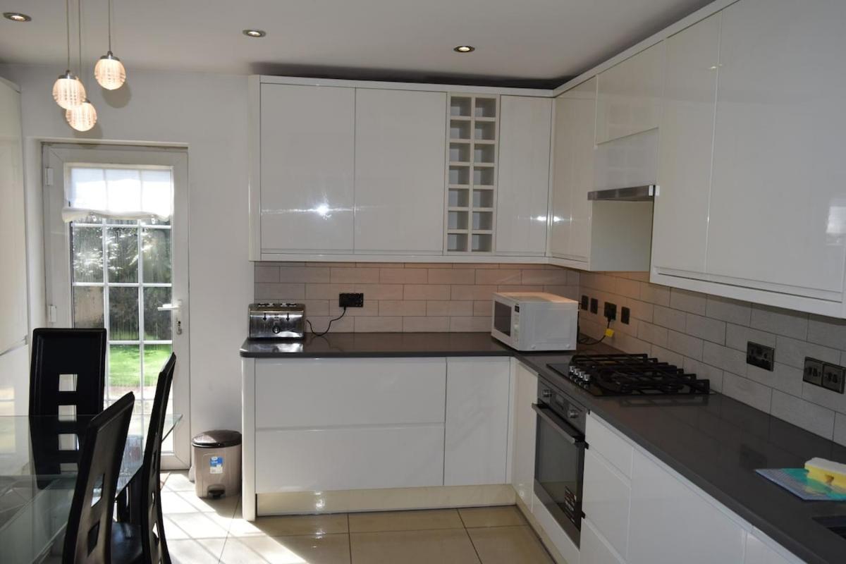 Apartment London Stratford - Spacious 2 Bed Flat With Secured Parking & Private Garden