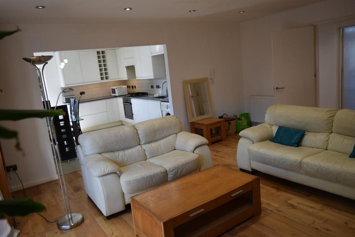 London Stratford - Spacious 2 Bed Flat With Secured Parking & Private Garden *