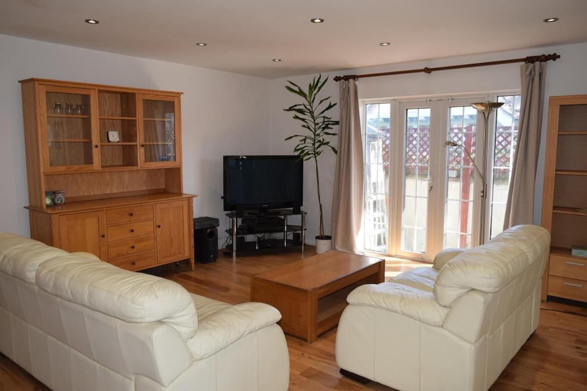 London Stratford - Spacious 2 Bed Flat With Secured Parking & Private Garden * London