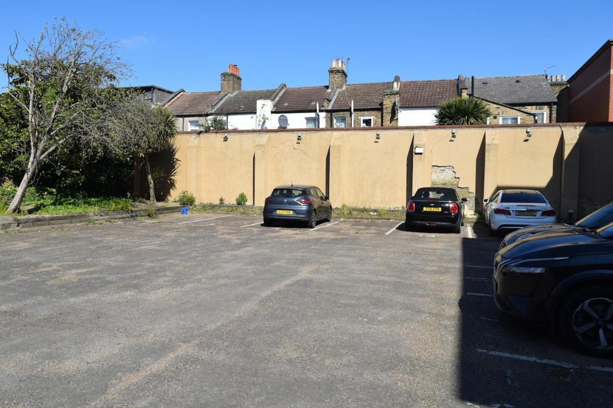 London Stratford - Spacious 2 Bed Flat With Secured Parking & Private Garden London