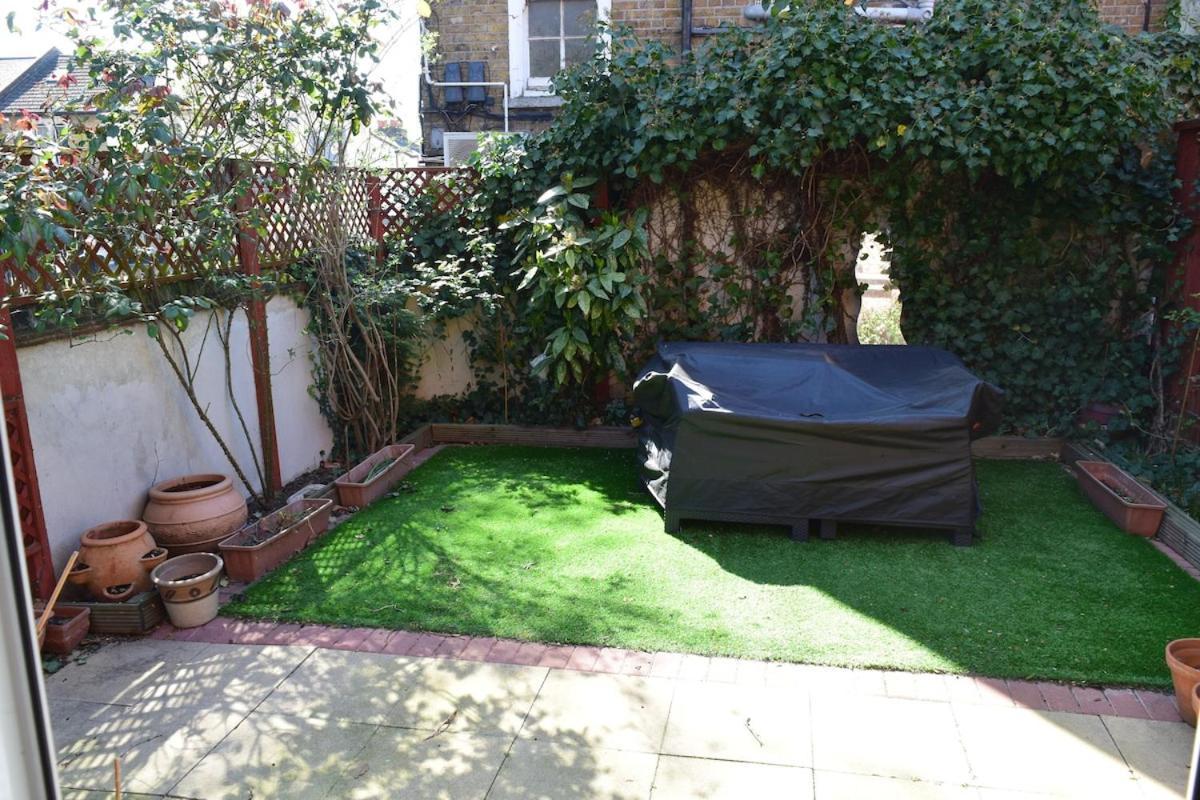 London Stratford - Spacious 2 Bed Flat With Secured Parking & Private Garden