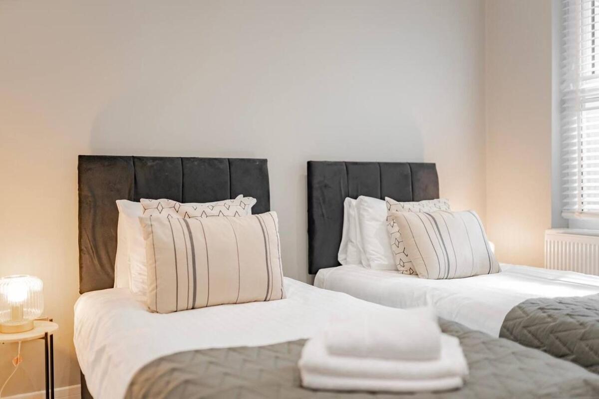 The Stylish Shamrock Escape - Luxury With Garden - Near Westfields - Sleeps 8 Apartment
