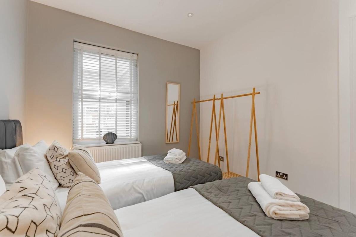 Apartment The Stylish Shamrock Escape - Luxury With Garden - Near Westfields - Sleeps 8