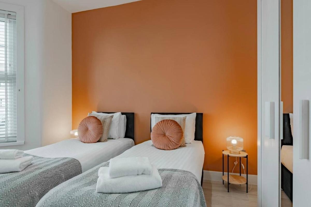 The Stylish Shamrock Escape - Luxury With Garden - Near Westfields - Sleeps 8 *