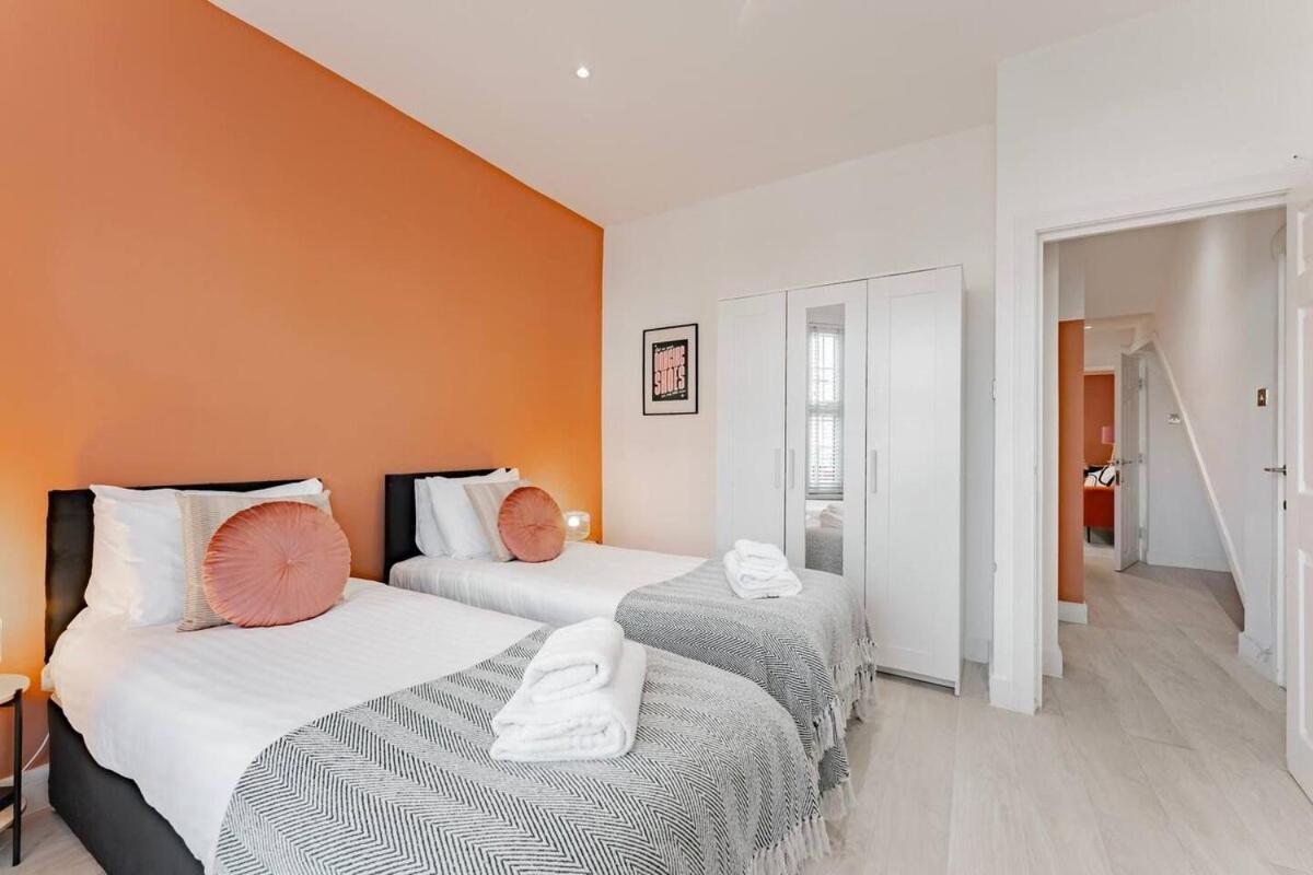 The Stylish Shamrock Escape - Luxury With Garden - Near Westfields - Sleeps 8 * London