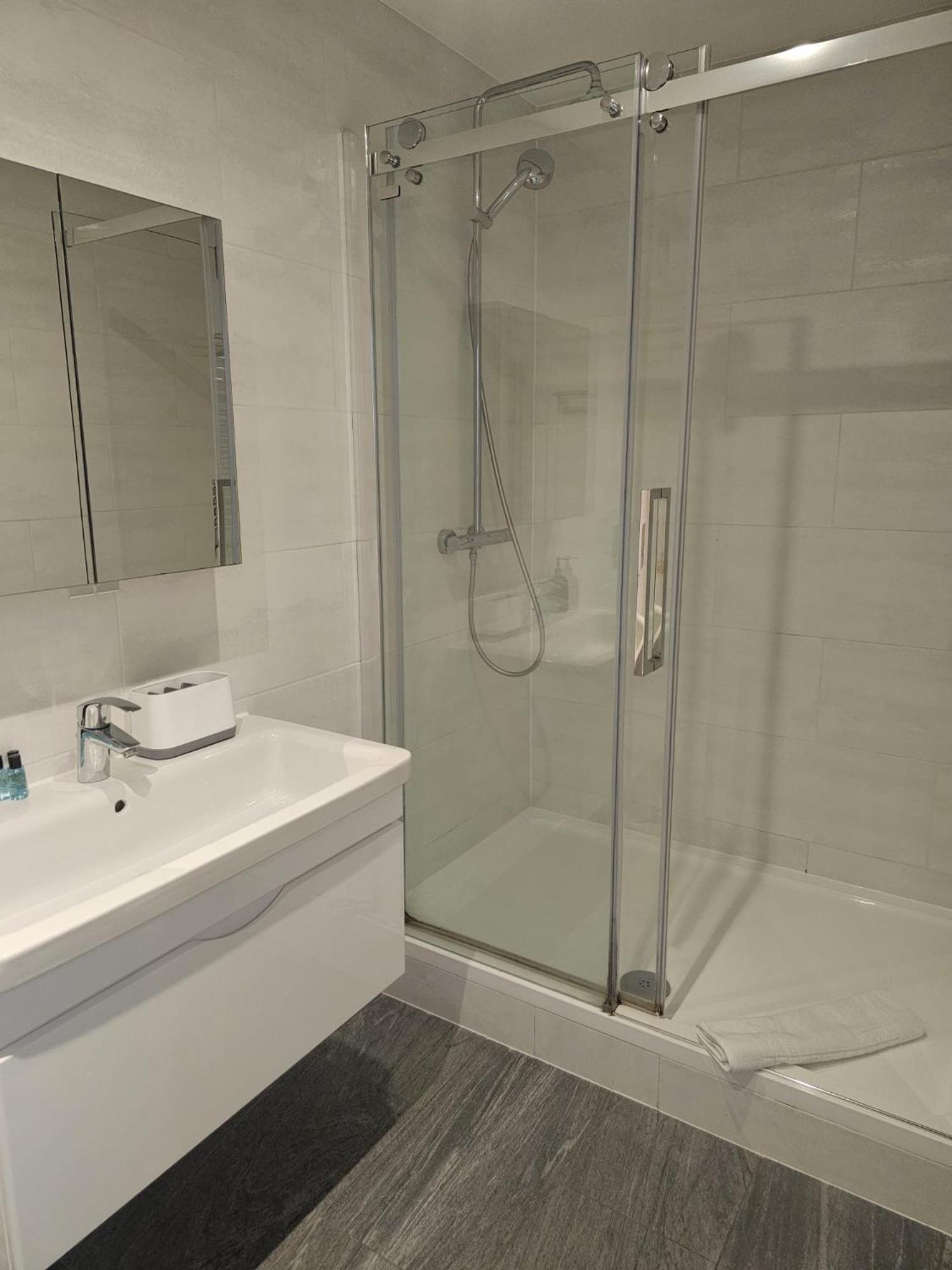 Hoxton 2 Bdr 2 Bath Balcony Apartment