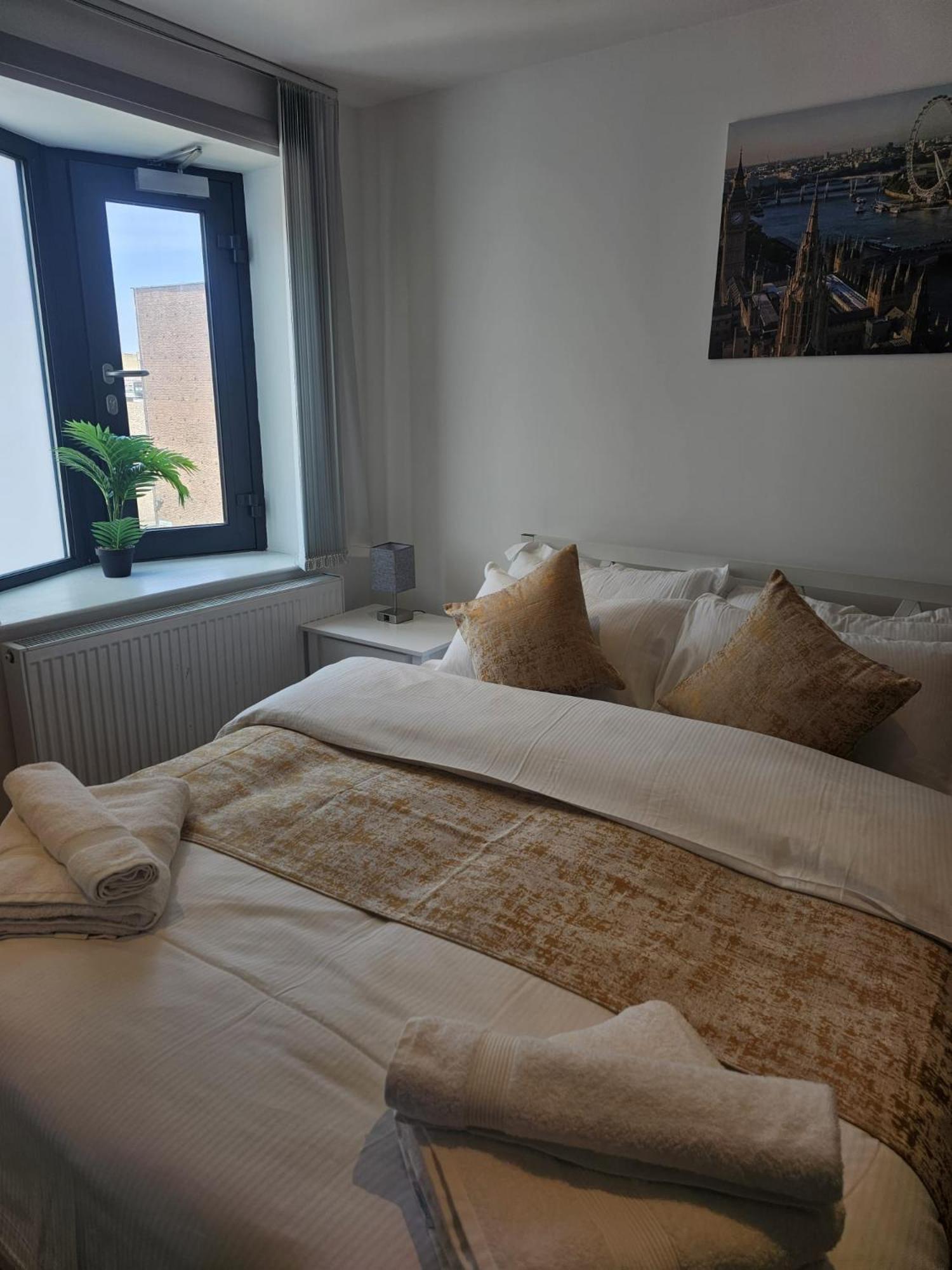 Hoxton 2 Bdr 2 Bath Balcony Apartment London