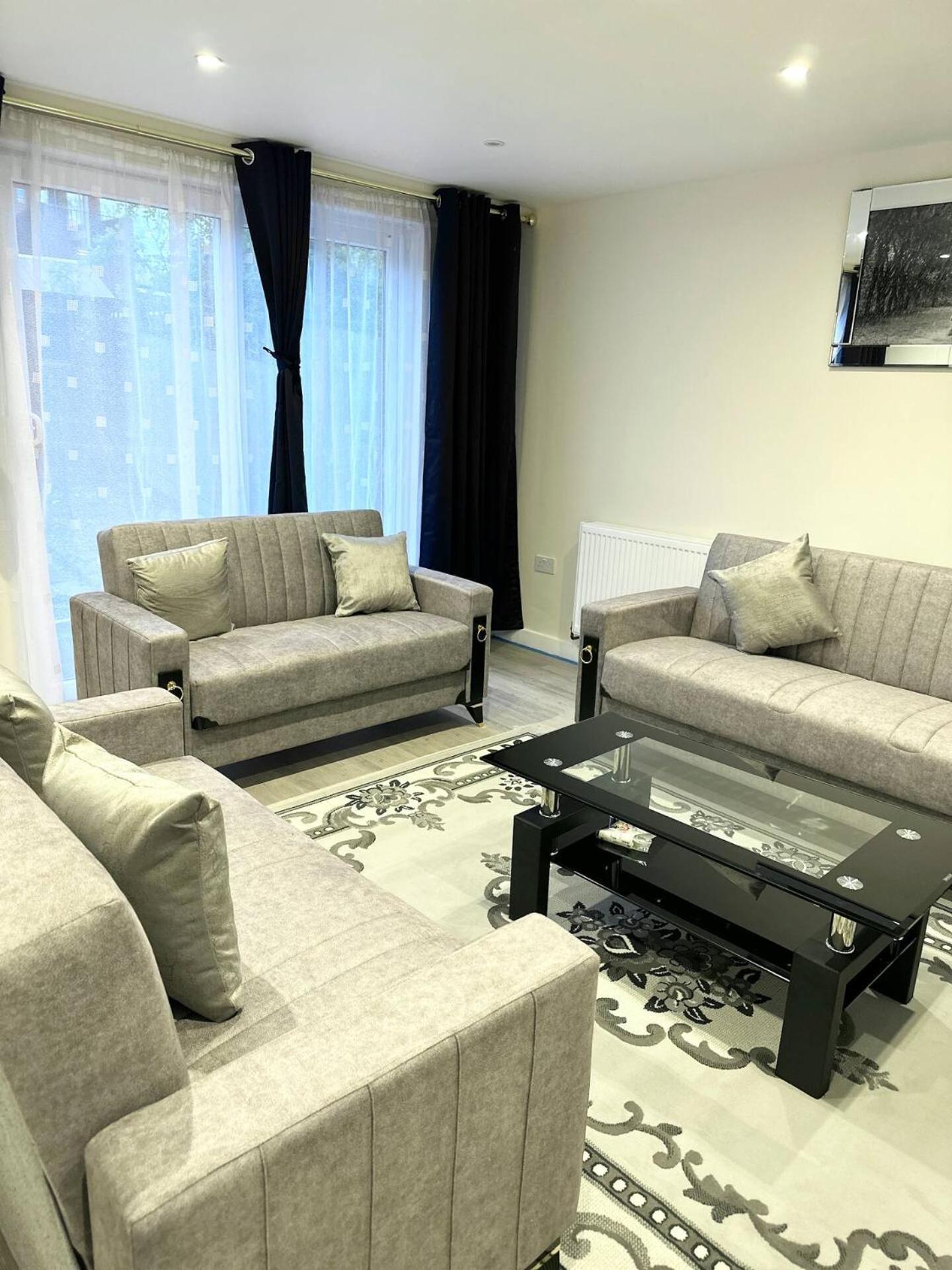 3Bed 2Bath House-Free Parking-Hi Speed Wifi-Garden-Entire Home-2Mins From Train Station Holiday home London
