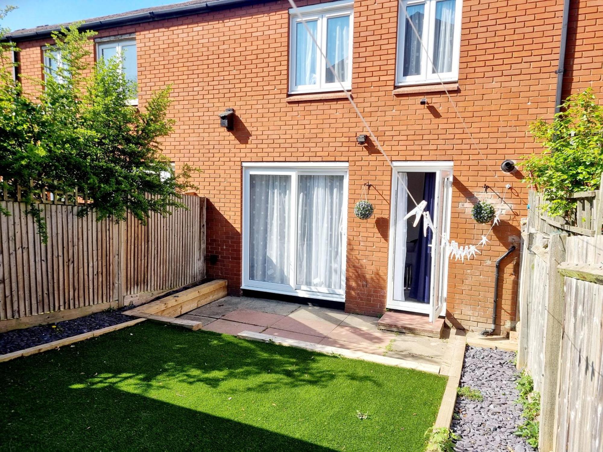 3Bed 2Bath House-Free Parking-Hi Speed Wifi-Garden-Entire Home-2Mins From Train Station Holiday home *