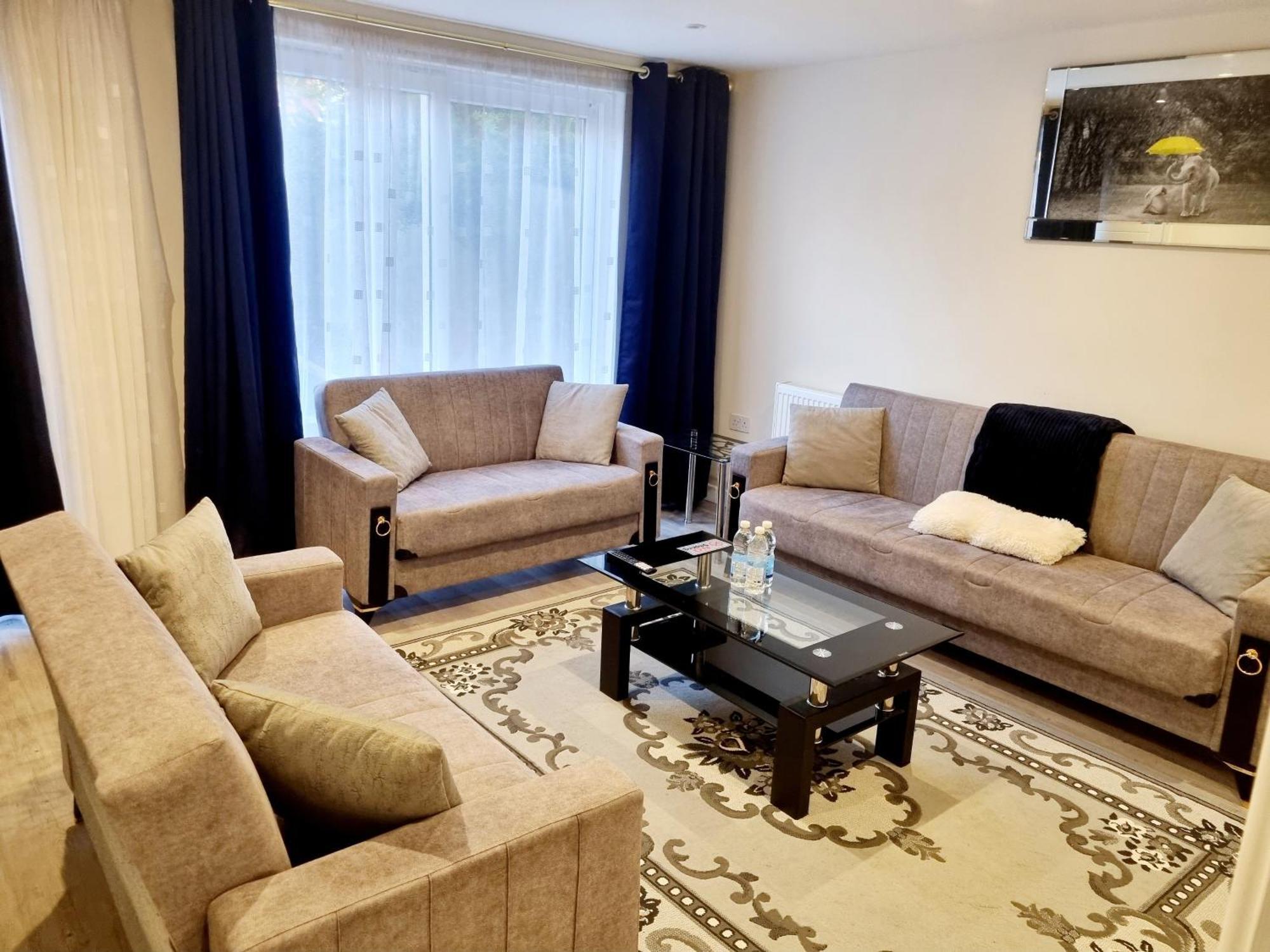 Holiday home 3Bed 2Bath House-Free Parking-Hi Speed Wifi-Garden-Entire Home-2Mins From Train Station London