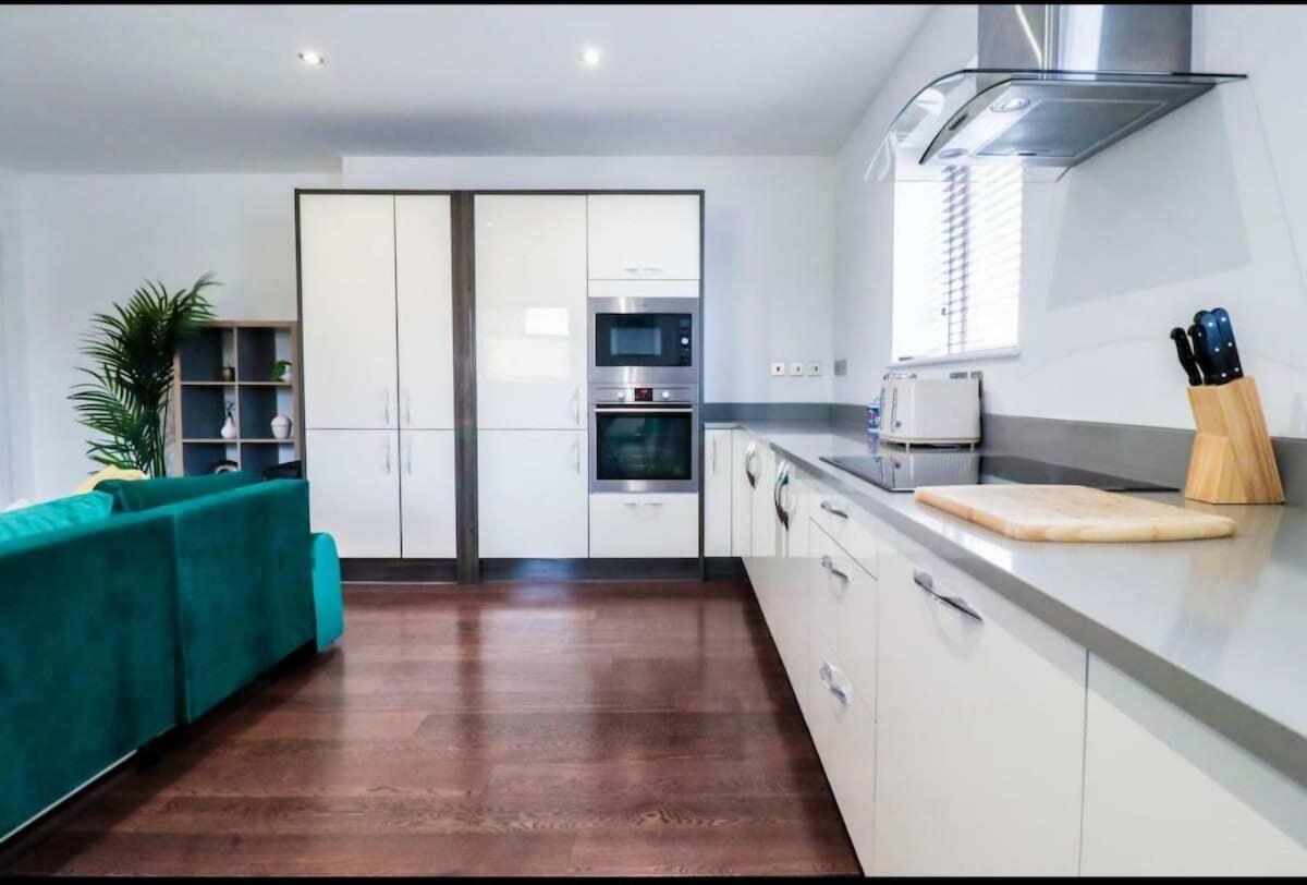 Luxury 2 Bedroom Apartment *