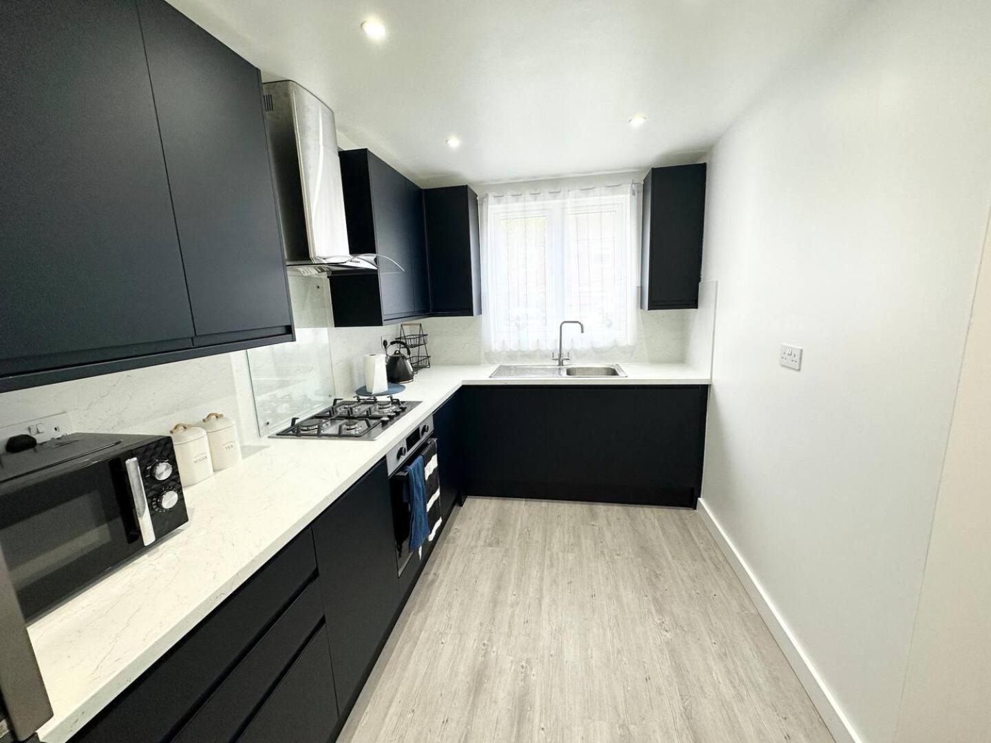 3Bed 2Bath House-Free Parking-Hi Speed Wifi-Garden-Entire Home-2Mins From Train Station