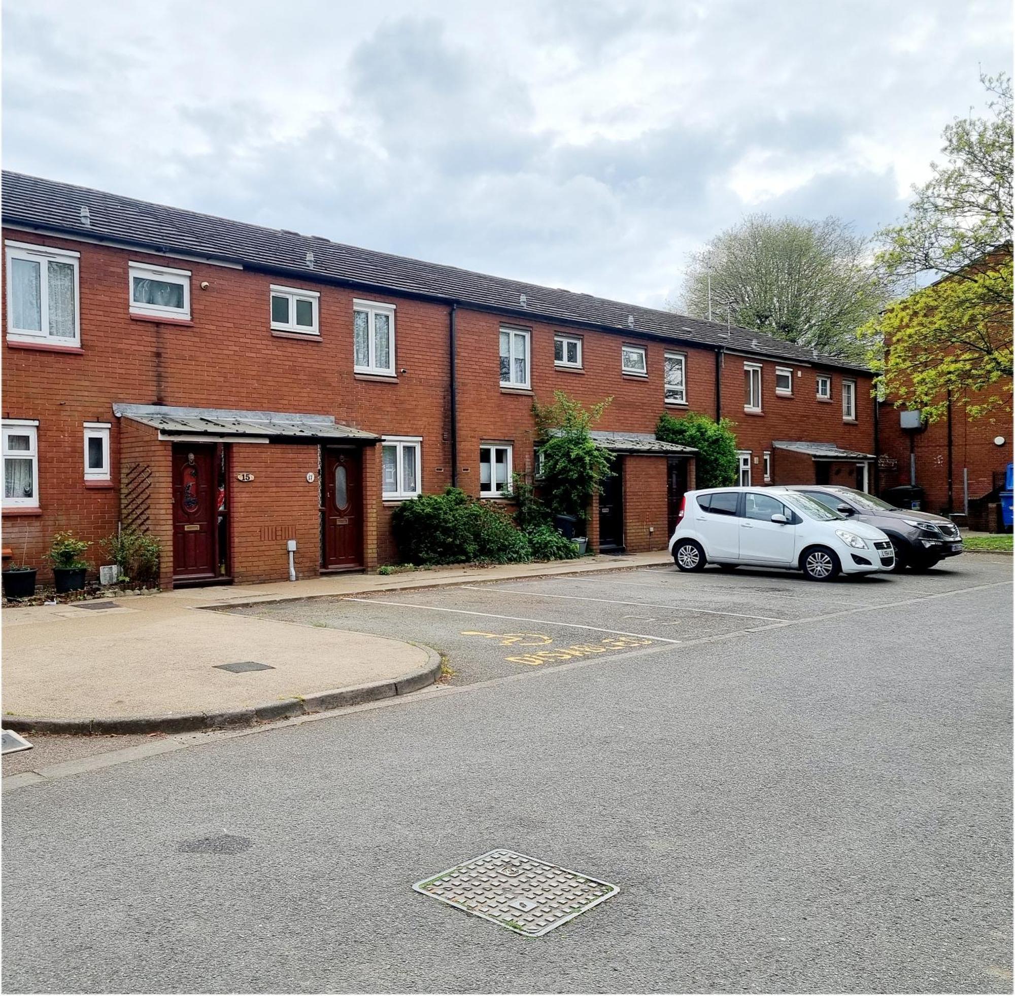 3Bed 2Bath House-Free Parking-Hi Speed Wifi-Garden-Entire Home-2Mins From Train Station Holiday home London