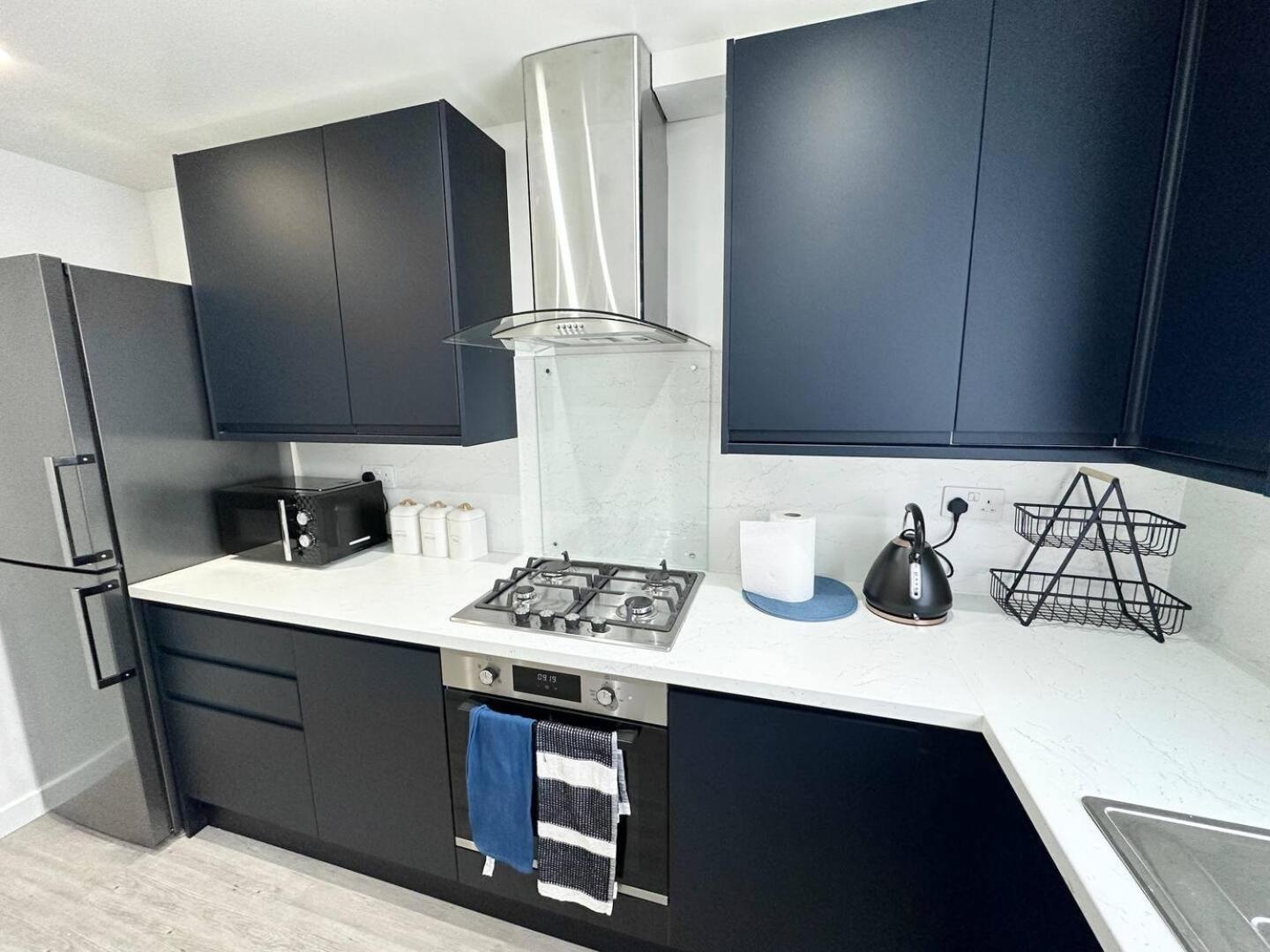 3Bed 2Bath House-Free Parking-Hi Speed Wifi-Garden-Entire Home-2Mins From Train Station Holiday home London