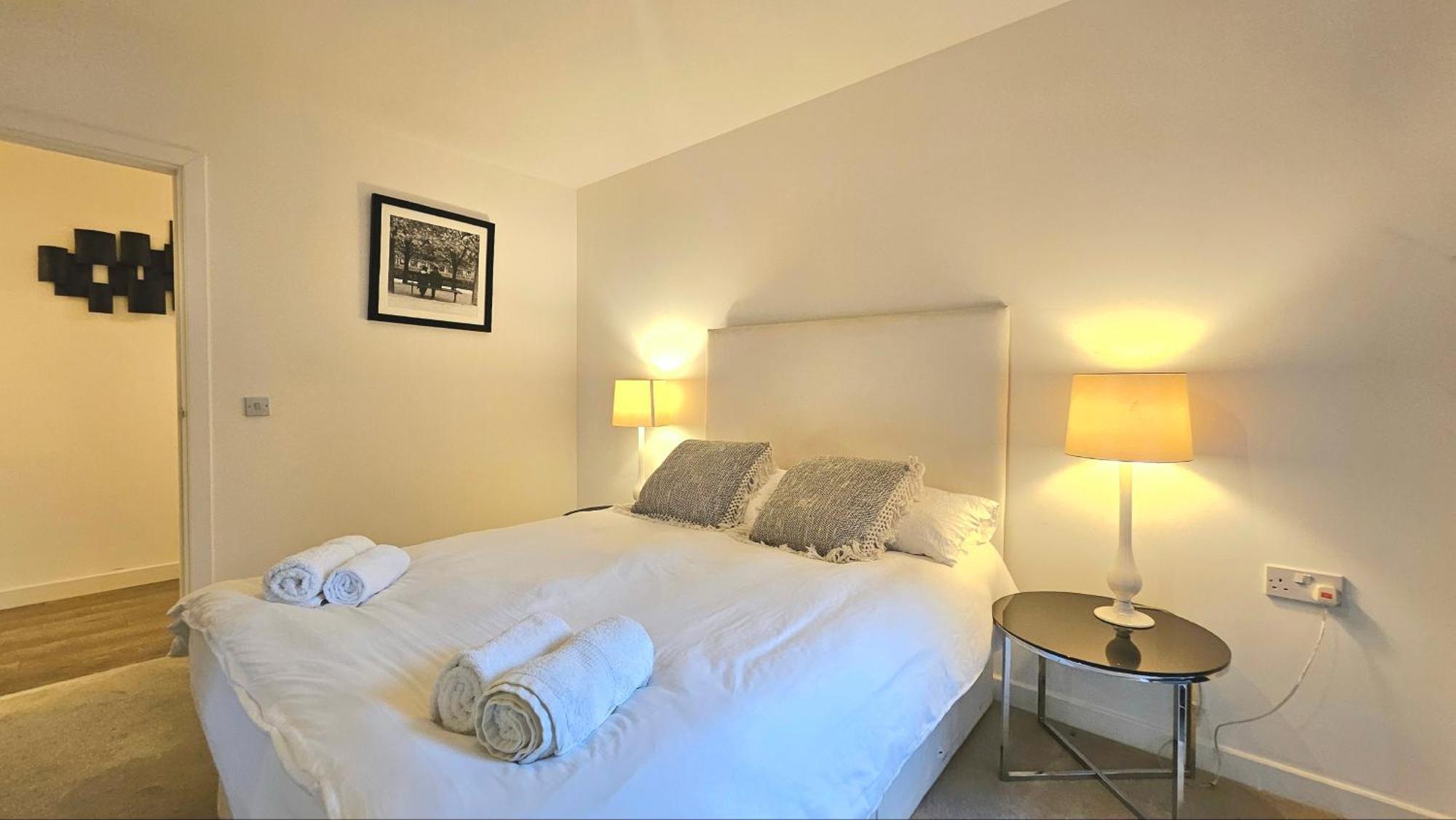 Athera - Festival Quarter, Canary Wharf 2 Bed, 2 Bath With Balcony And Gym Facility * Londres