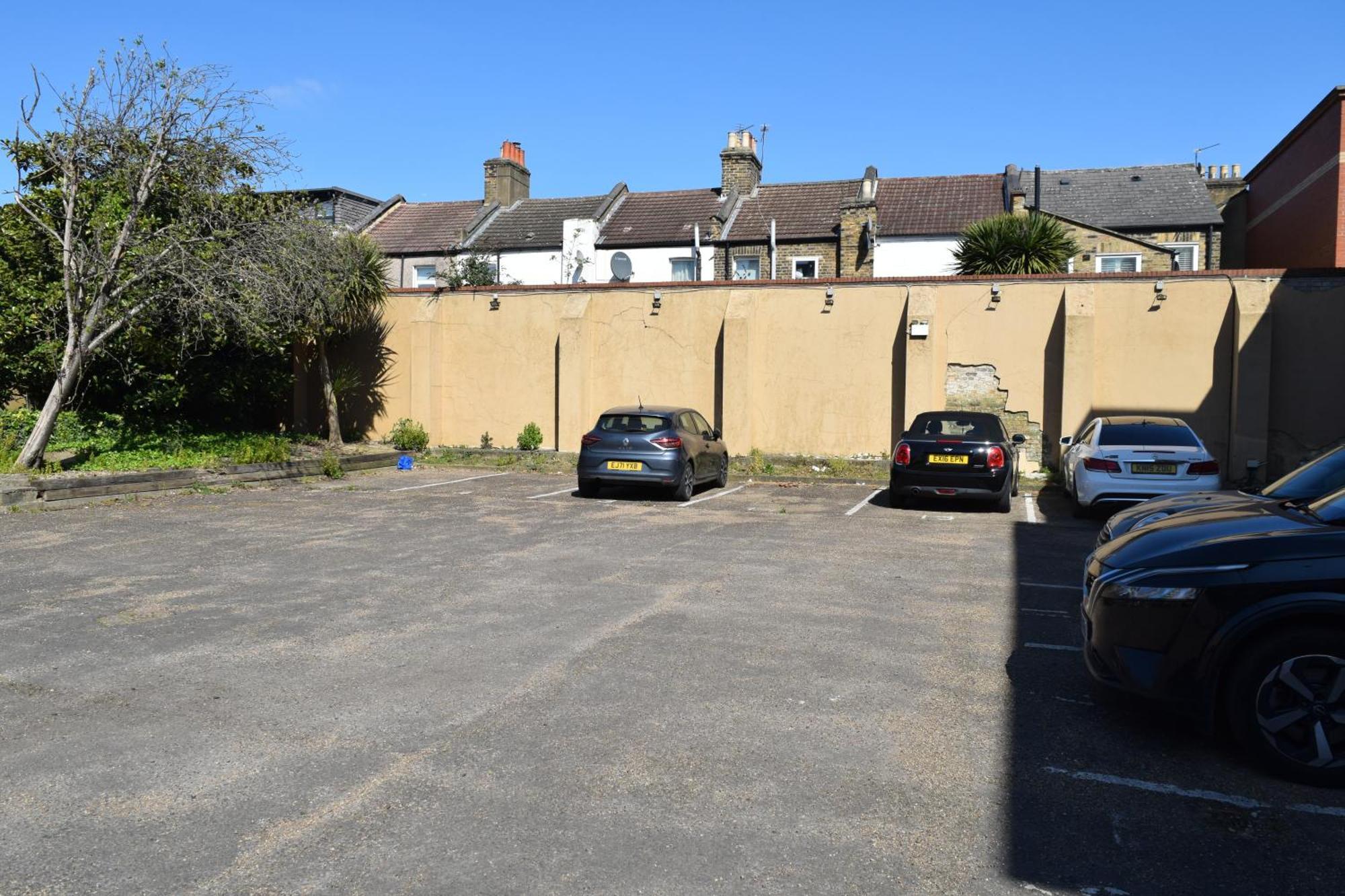 London Stratford - Spacious 2 Bed Flat With Secured Parking & Private Garden Apartment *