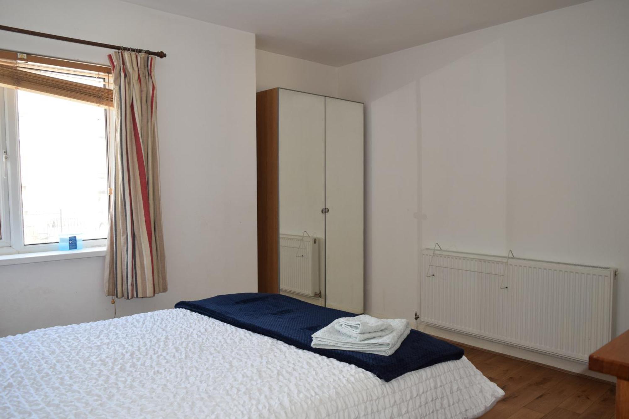 London Stratford - Spacious 2 Bed Flat With Secured Parking & Private Garden Apartment *