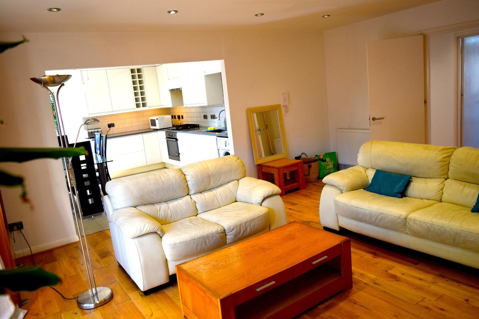 London Stratford - Spacious 2 Bed Flat With Secured Parking & Private Garden Apartment *
