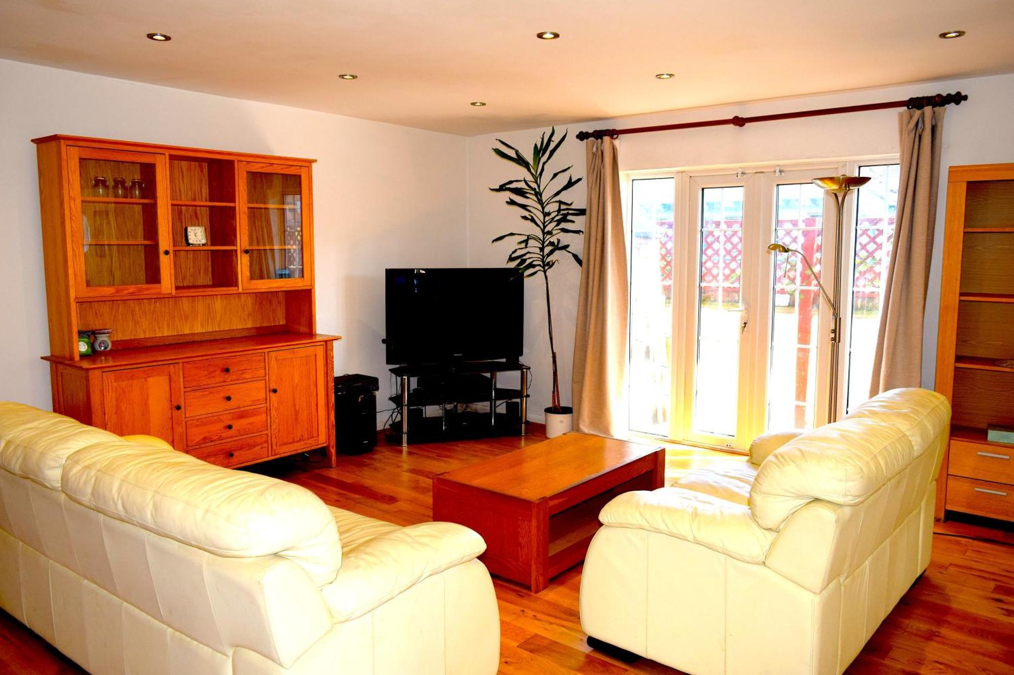Apartment London Stratford - Spacious 2 Bed Flat With Secured Parking & Private Garden *