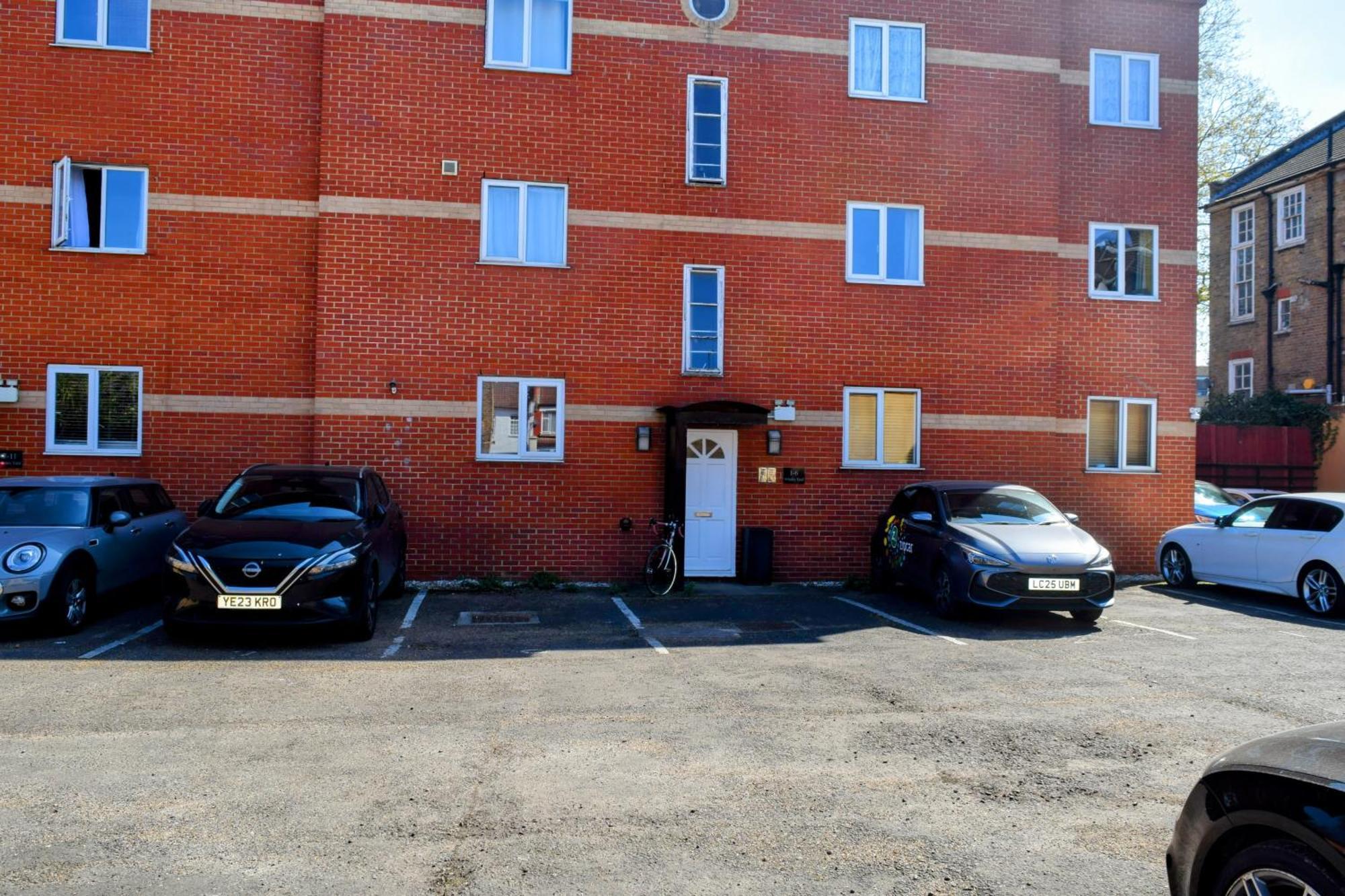 London Stratford - Spacious 2 Bed Flat With Secured Parking & Private Garden *