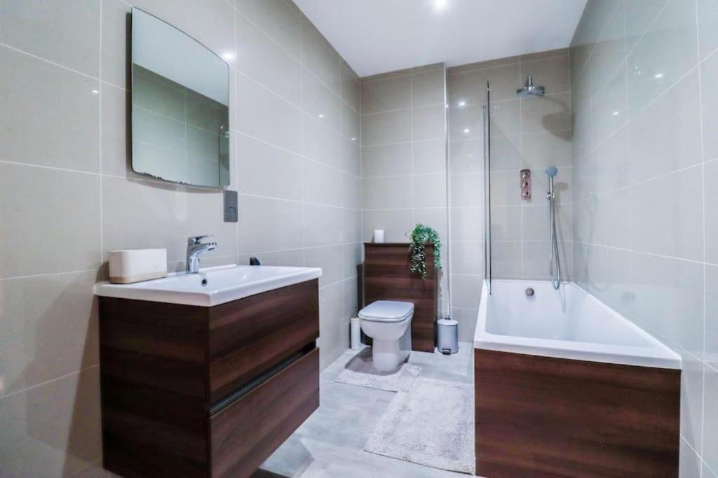 Luxury 2 Bedroom Apartment *