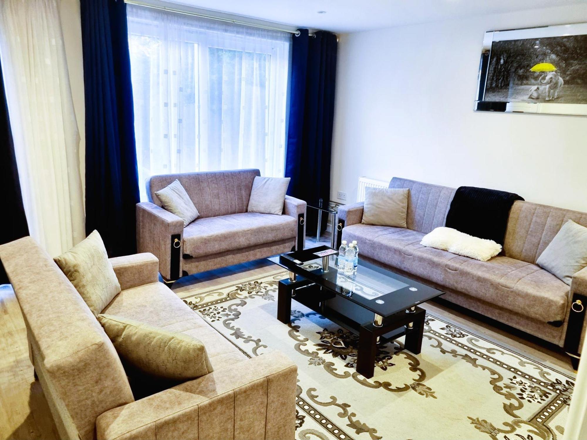 3Bed 2Bath House-Free Parking-Hi Speed Wifi-Garden-Entire Home-2Mins From Train Station Holiday home London
