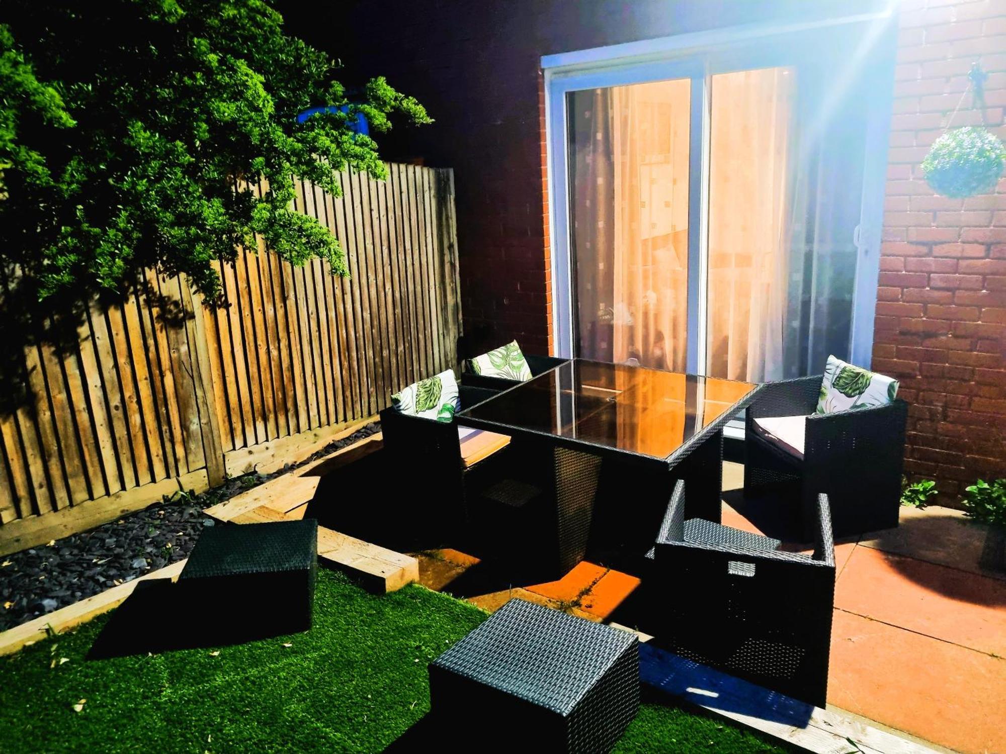 3Bed 2Bath House-Free Parking-Hi Speed Wifi-Garden-Entire Home-2Mins From Train Station *