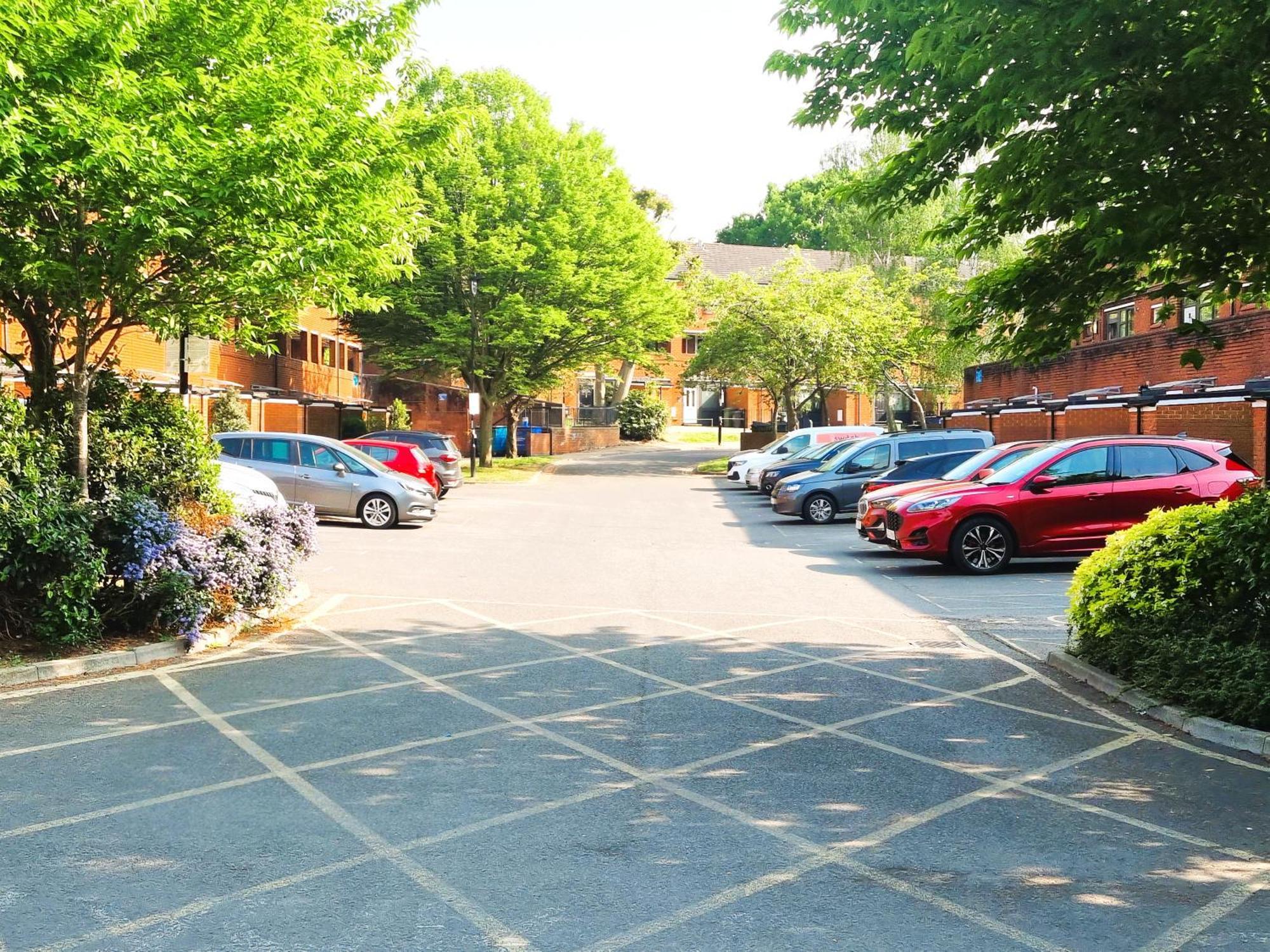 3Bed 2Bath House-Free Parking-Hi Speed Wifi-Garden-Entire Home-2Mins From Train Station *