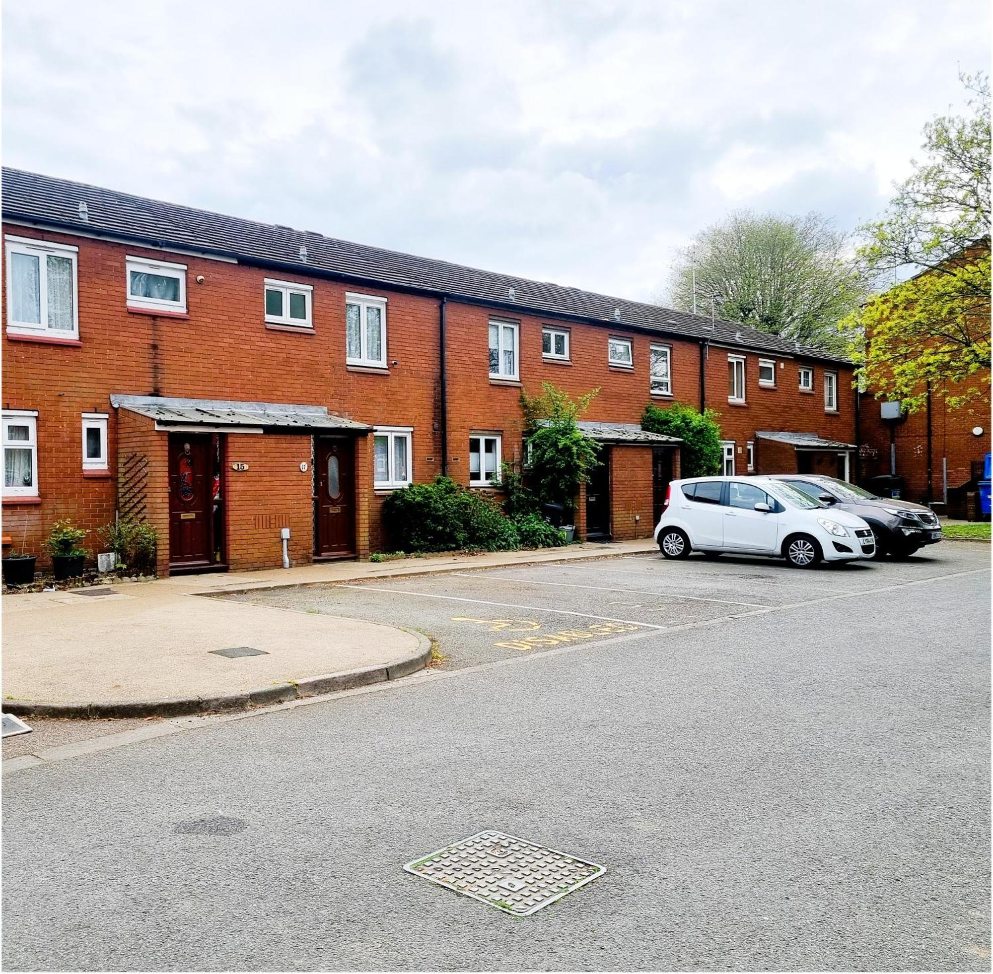 3Bed 2Bath House-Free Parking-Hi Speed Wifi-Garden-Entire Home-2Mins From Train Station