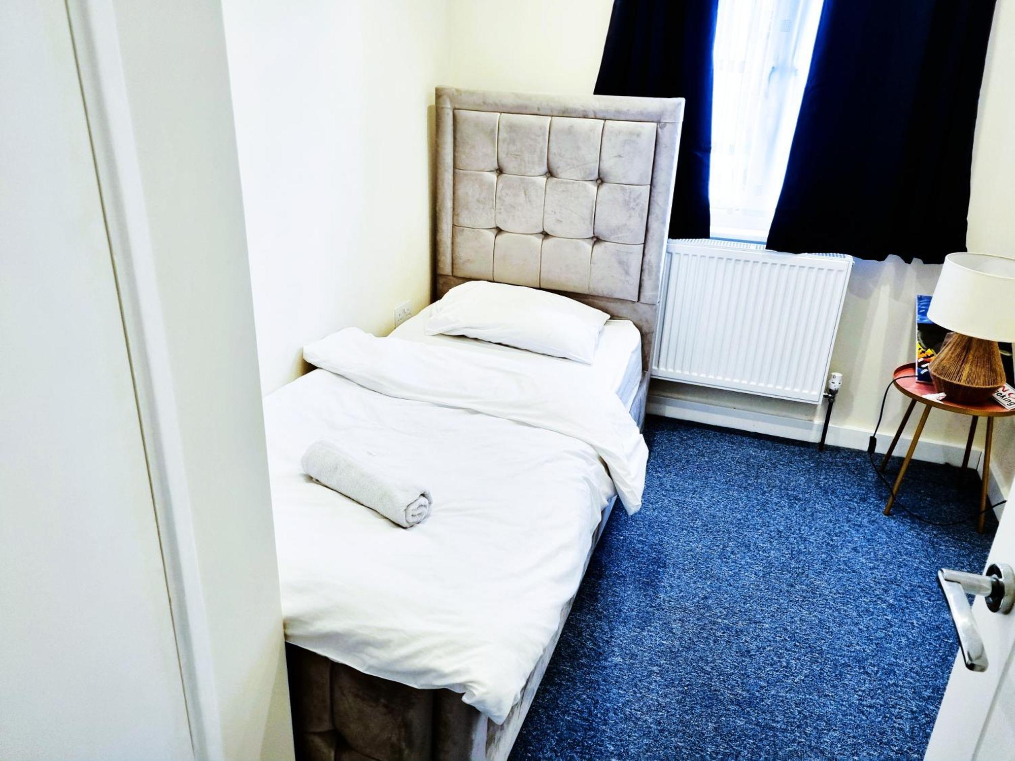 3Bed 2Bath House-Free Parking-Hi Speed Wifi-Garden-Entire Home-2Mins From Train Station