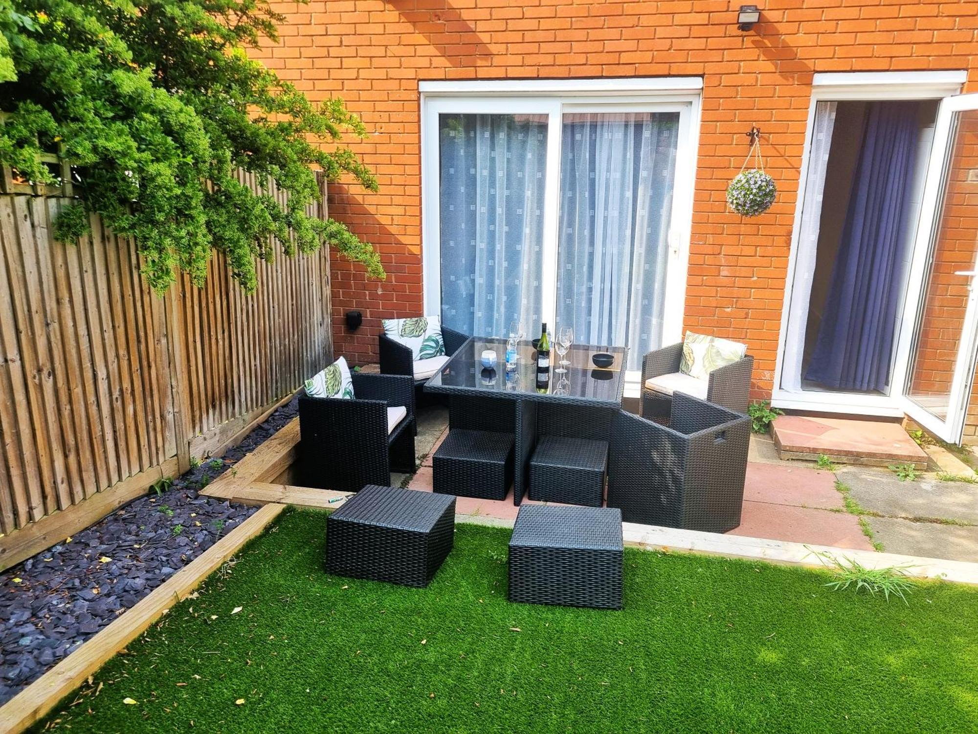 3Bed 2Bath House-Free Parking-Hi Speed Wifi-Garden-Entire Home-2Mins From Train Station * London