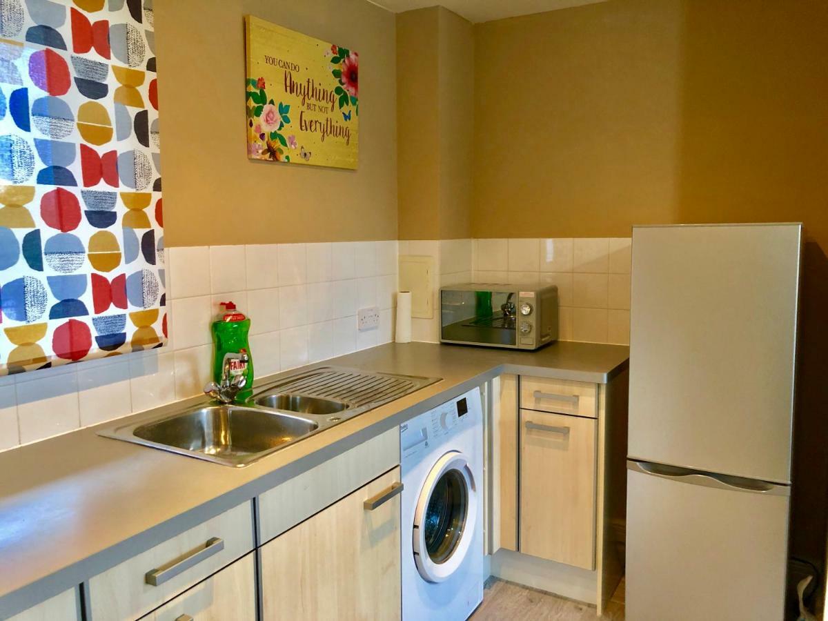 2 Bedrooms Modern Apartment, Lounge, Full Kitchen, Balcony, 5 Minutes Stratford Station Appartement Londen