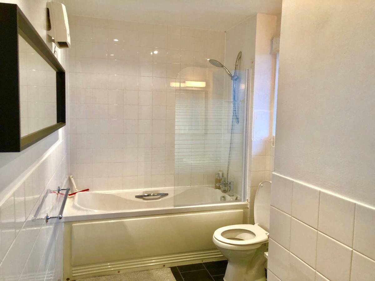 2 Bedrooms Modern Apartment, Lounge, Full Kitchen, Balcony, 5 Minutes Stratford Station Appartement Londen