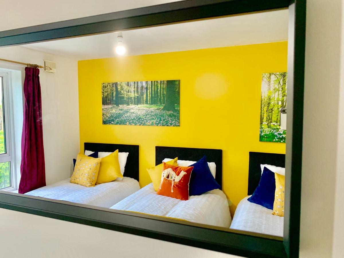 2 Bedrooms Modern Apartment, Lounge, Full Kitchen, Balcony, 5 Minutes Stratford Station Appartement Londen