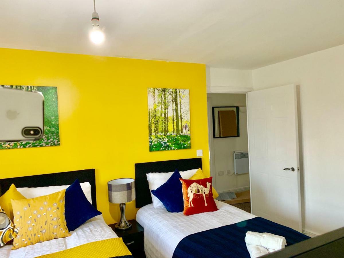 2 Bedrooms Modern Apartment, Lounge, Full Kitchen, Balcony, 5 Minutes Stratford Station Londen
