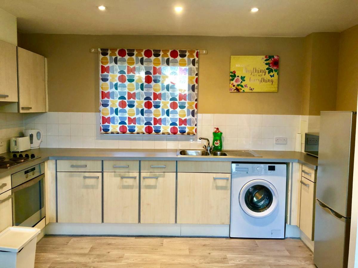 2 Bedrooms Modern Apartment, Lounge, Full Kitchen, Balcony, 5 Minutes Stratford Station Londen