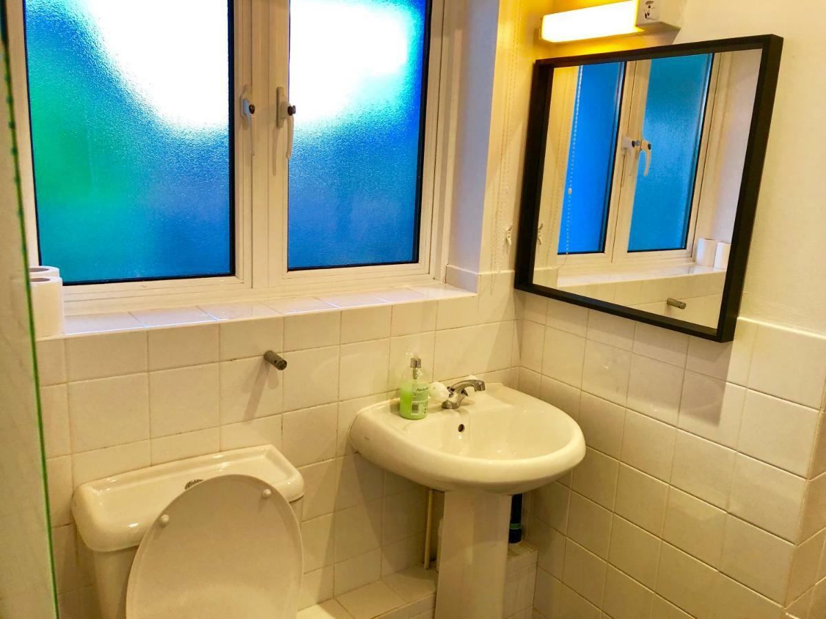 2 Bedrooms Modern Apartment, Lounge, Full Kitchen, Balcony, 5 Minutes Stratford Station Appartement *