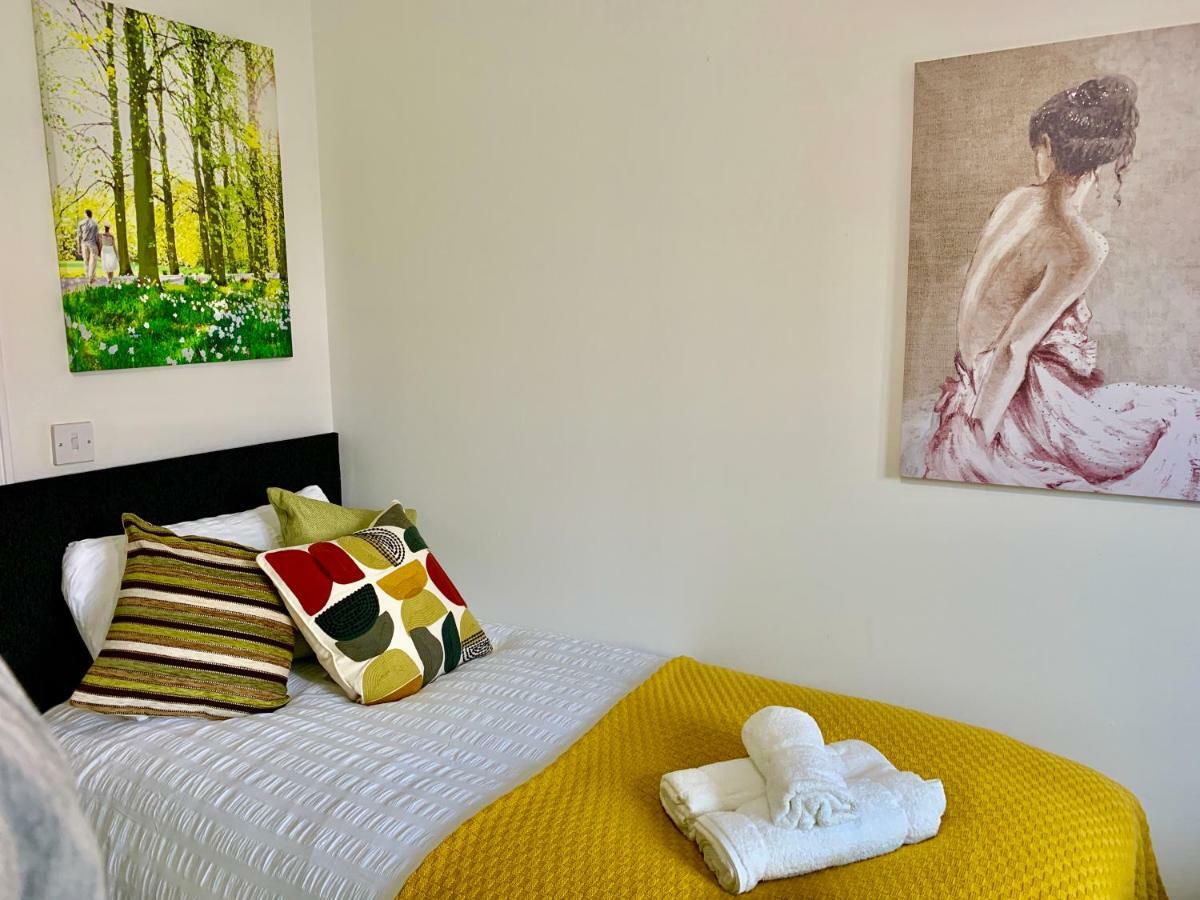 2 Bedrooms Modern Apartment, Lounge, Full Kitchen, Balcony, 5 Minutes Stratford Station Londen