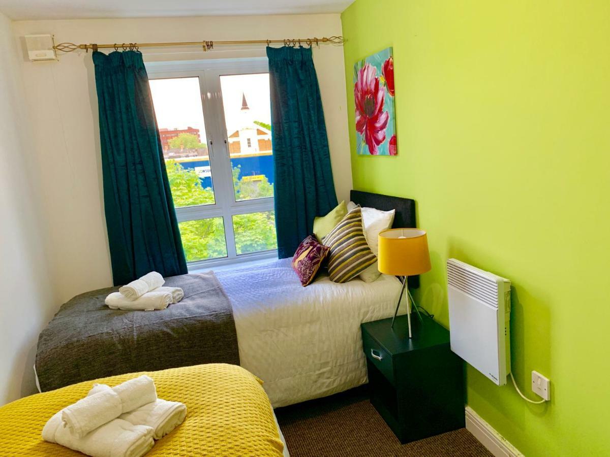 2 Bedrooms Modern Apartment, Lounge, Full Kitchen, Balcony, 5 Minutes Stratford Station Appartement *