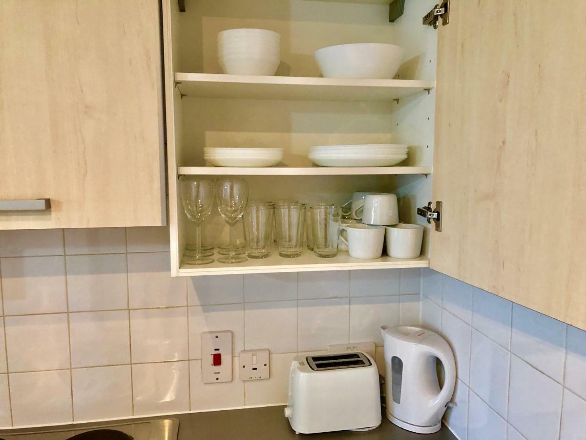 2 Bedrooms Modern Apartment, Lounge, Full Kitchen, Balcony, 5 Minutes Stratford Station Appartement