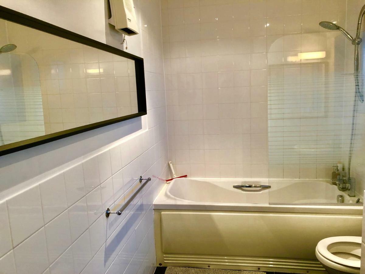2 Bedrooms Modern Apartment, Lounge, Full Kitchen, Balcony, 5 Minutes Stratford Station Appartement