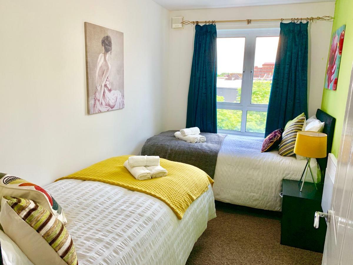 Appartement 2 Bedrooms Modern Apartment, Lounge, Full Kitchen, Balcony, 5 Minutes Stratford Station Londen