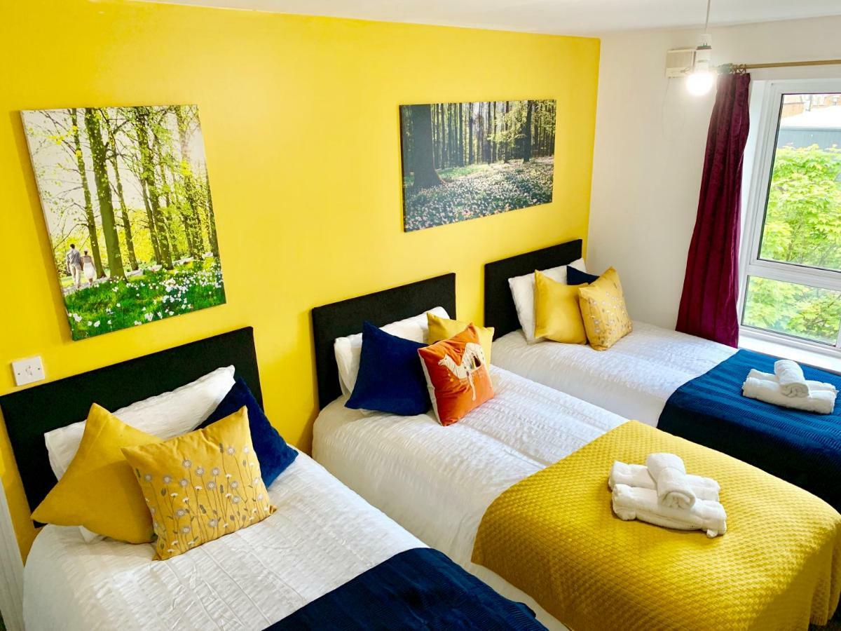 2 Bedrooms Modern Apartment, Lounge, Full Kitchen, Balcony, 5 Minutes Stratford Station * Londen