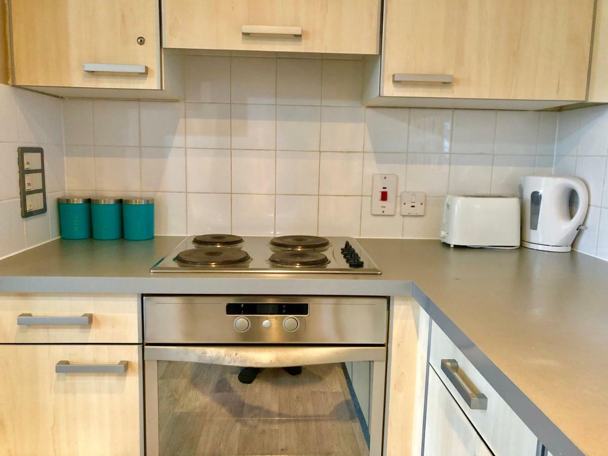 2 Bedrooms Modern Apartment, Lounge, Full Kitchen, Balcony, 5 Minutes Stratford Station Appartement Londen