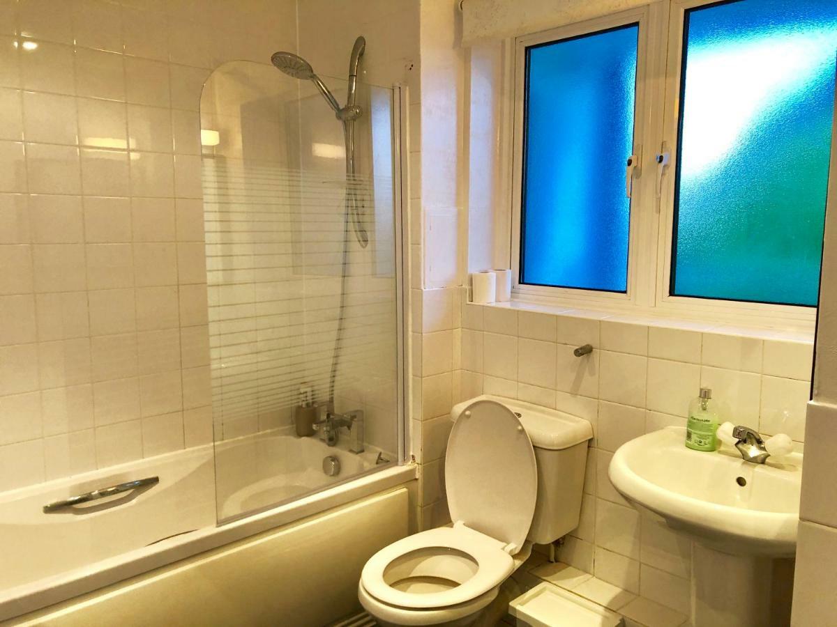 2 Bedrooms Modern Apartment, Lounge, Full Kitchen, Balcony, 5 Minutes Stratford Station Appartement Londen