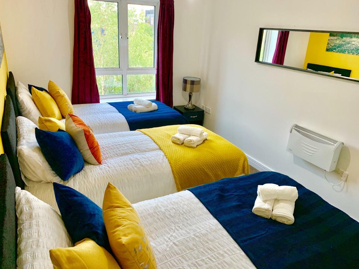 2 Bedrooms Modern Apartment, Lounge, Full Kitchen, Balcony, 5 Minutes Stratford Station Londen
